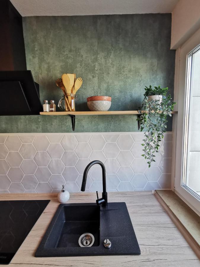 Up Wulkje21 Neu Renovierte Wohnung Mit Pkw Stellplatz Emden Eksteriør bilde
